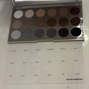 Morphe Eyeshadow Palette with Neutral and Bold Shades - Matte Essentials